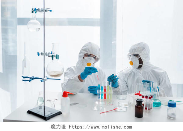 身着防护服在实验室做DNA检测科学家亚洲医生